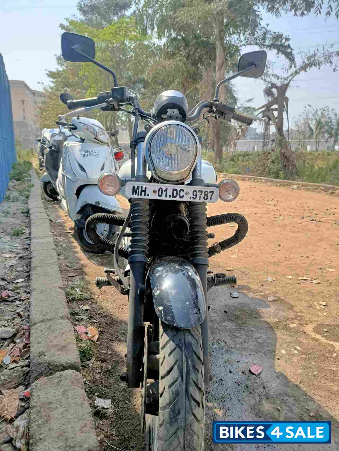 White Matt Bajaj Avenger Street 220