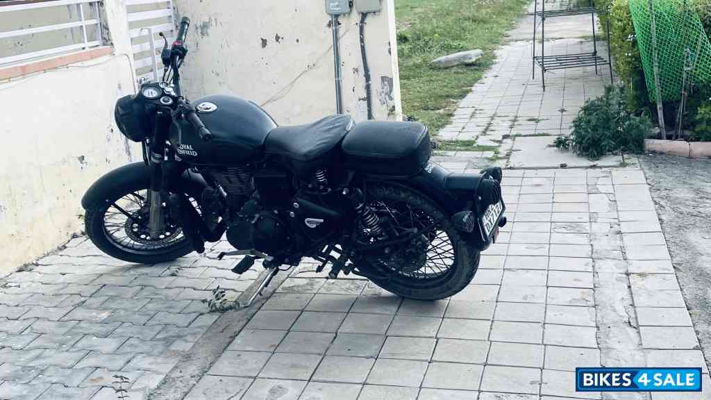 Stealth Black Royal Enfield Classic Stealth Black