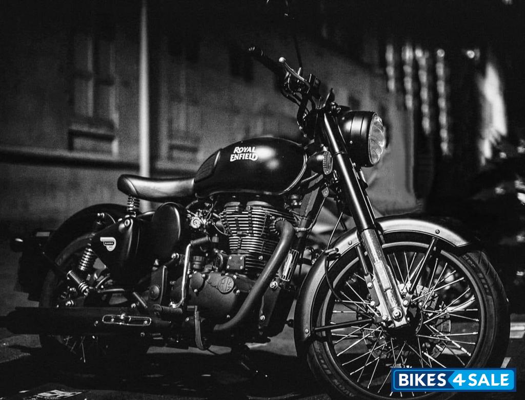 Stealth Black Royal Enfield Classic Stealth Black