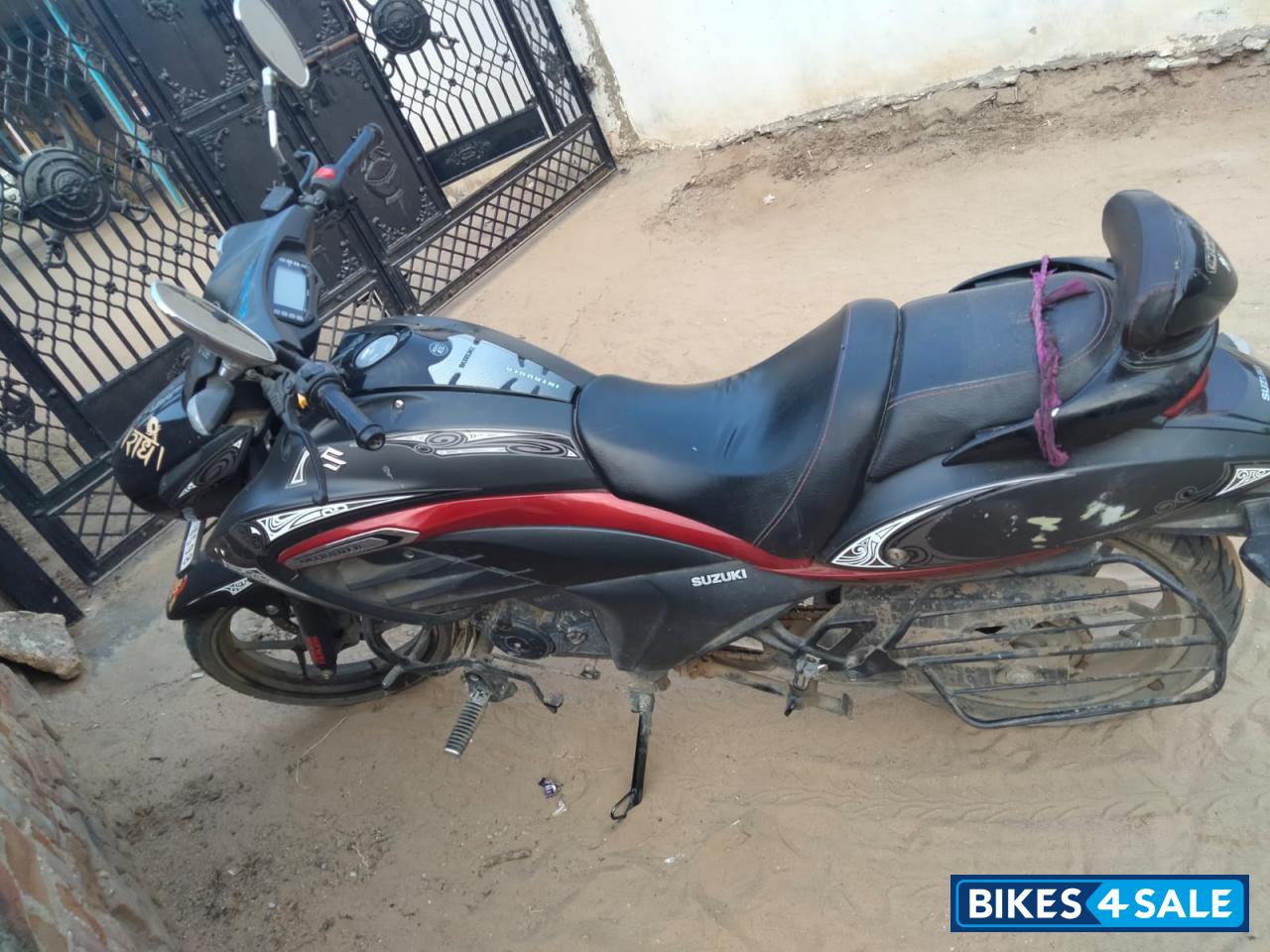 Grey Suzuki Intruder 150 FI