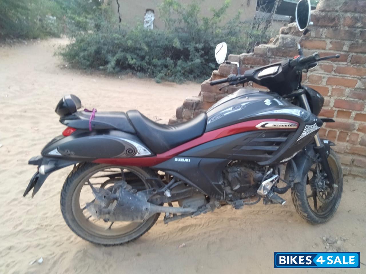 Grey Suzuki Intruder 150 FI