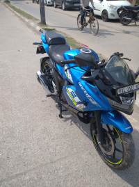 Blue Suzuki Gixxer SF