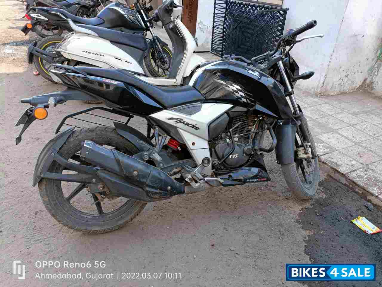 Black TVS Apache RTR 160 4V