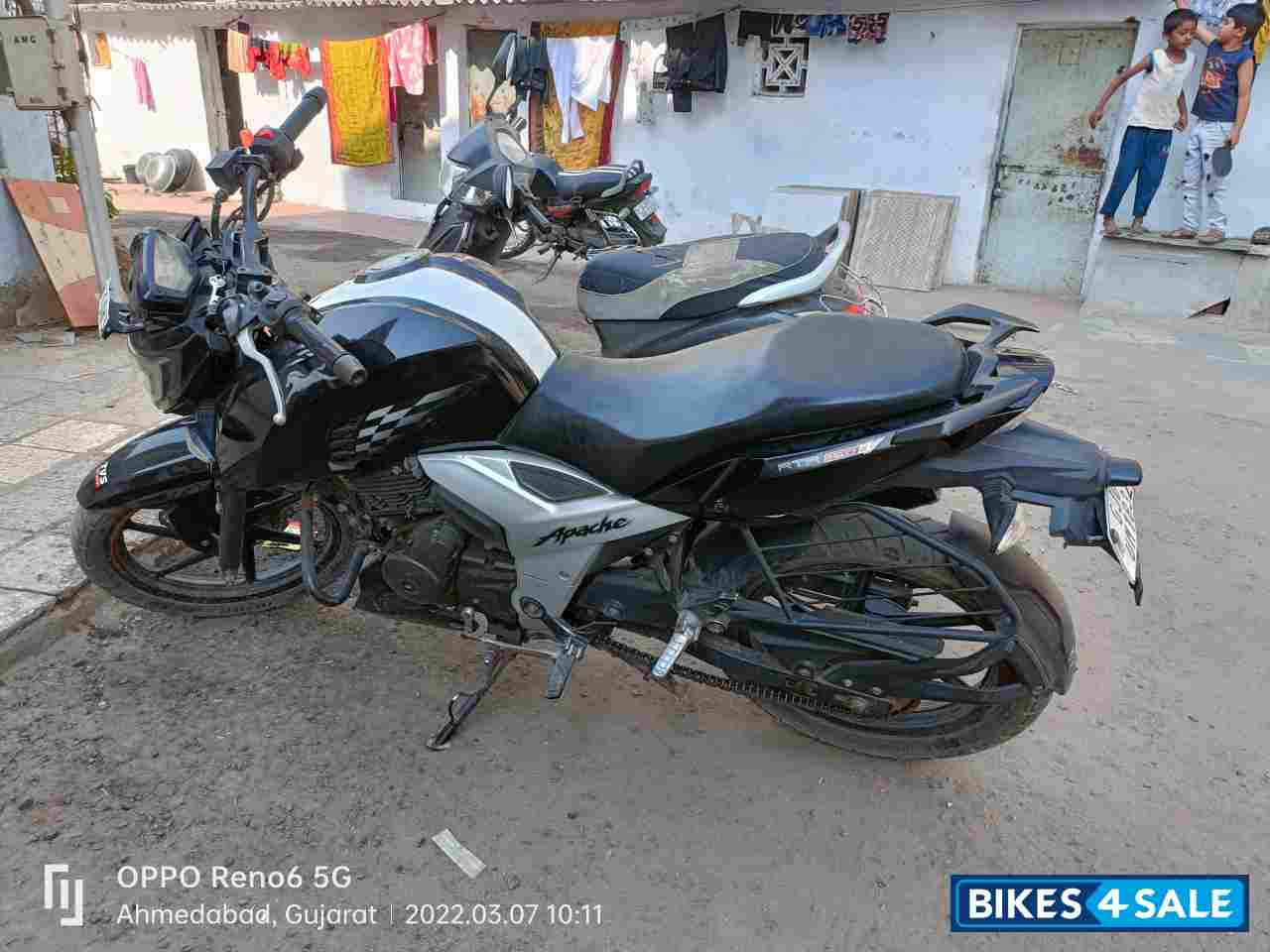 Black TVS Apache RTR 160 4V