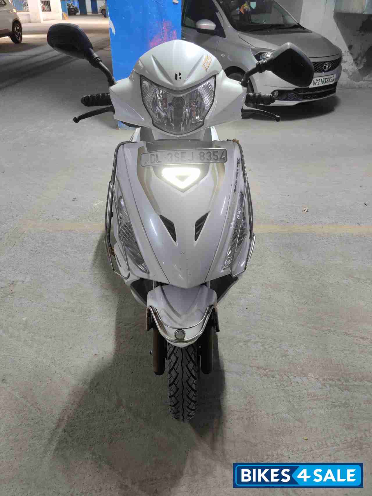 White Hero Maestro Edge 125 FI