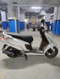 White Hero Maestro Edge 125 FI