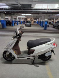 White Hero Maestro Edge 125 FI