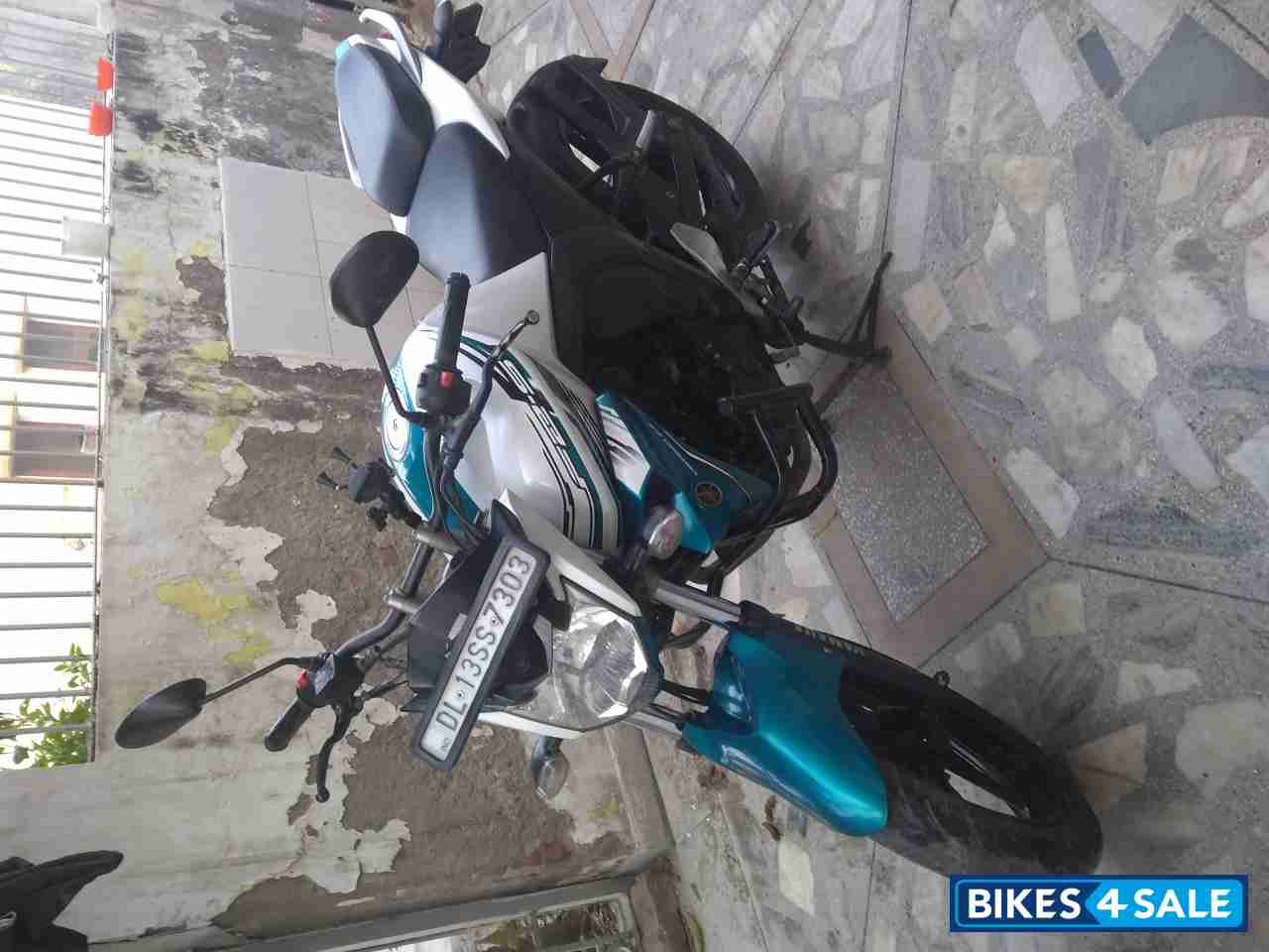 White Yamaha FZ-S FI V2