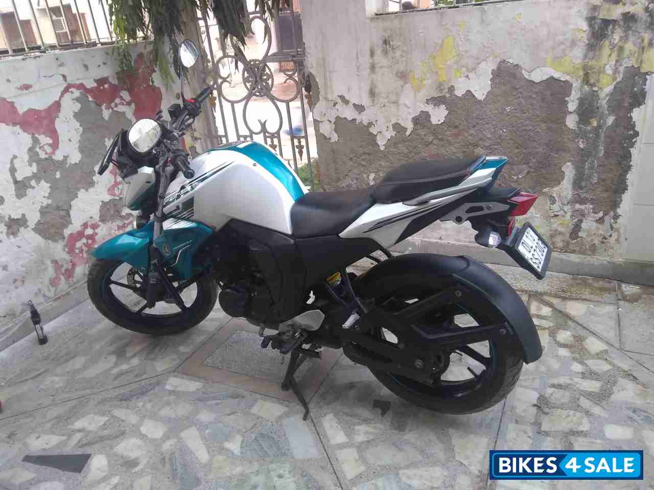 White Yamaha FZ-S FI V2