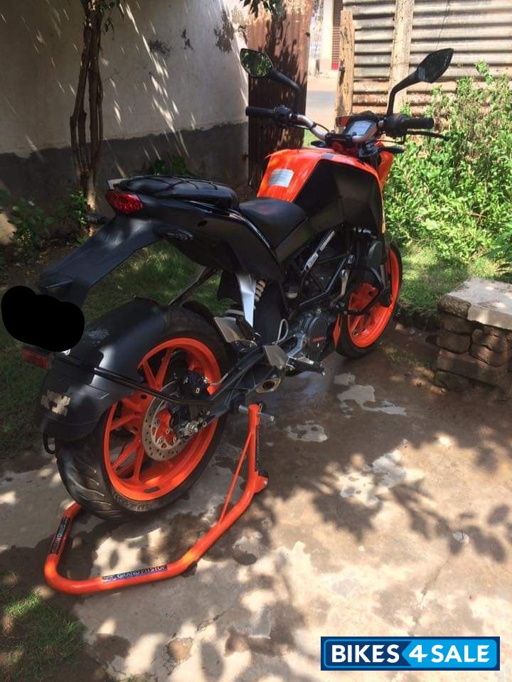 Orange KTM Duke 200