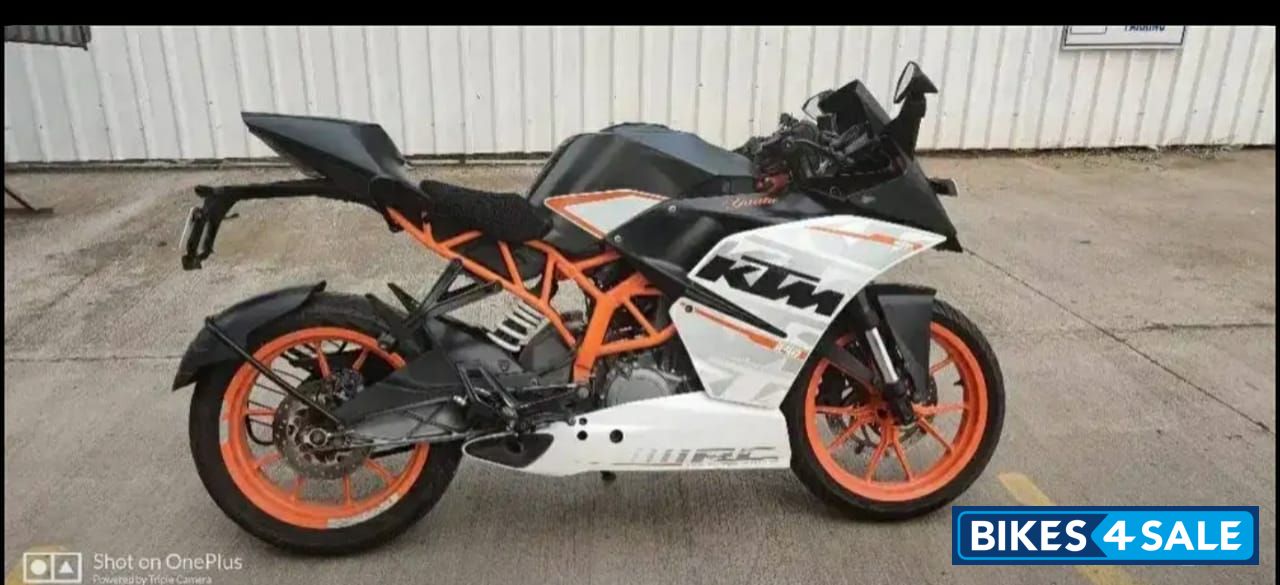 Black / White KTM RC 390