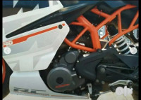 Black / White KTM RC 390