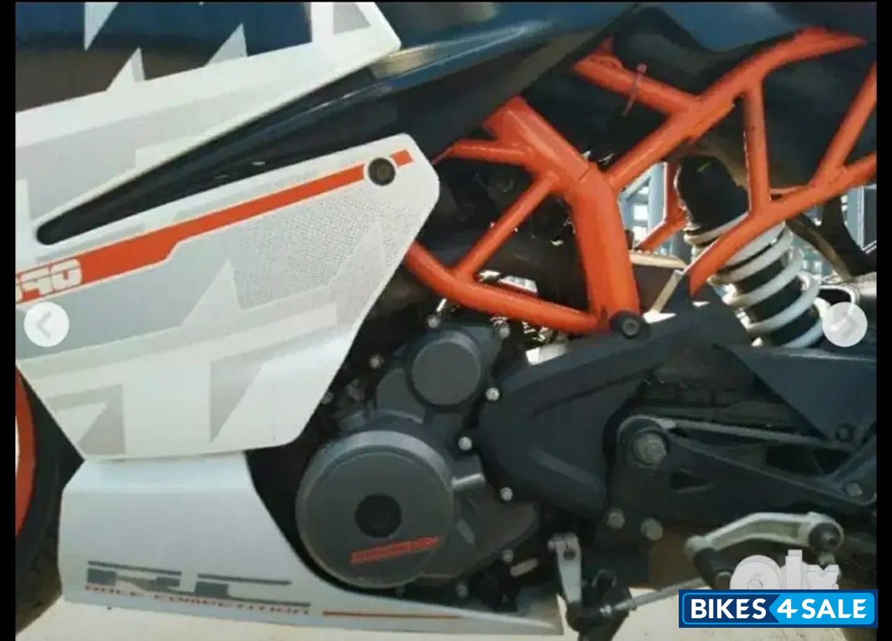 Black / White KTM RC 390