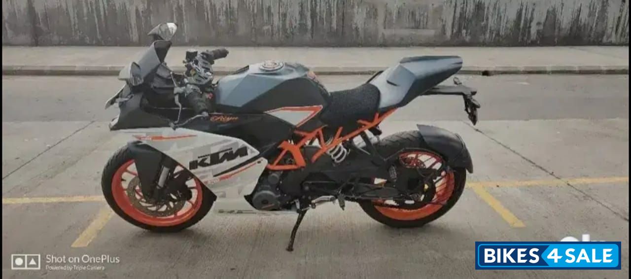 Black / White KTM RC 390