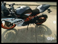 Black / White KTM RC 390