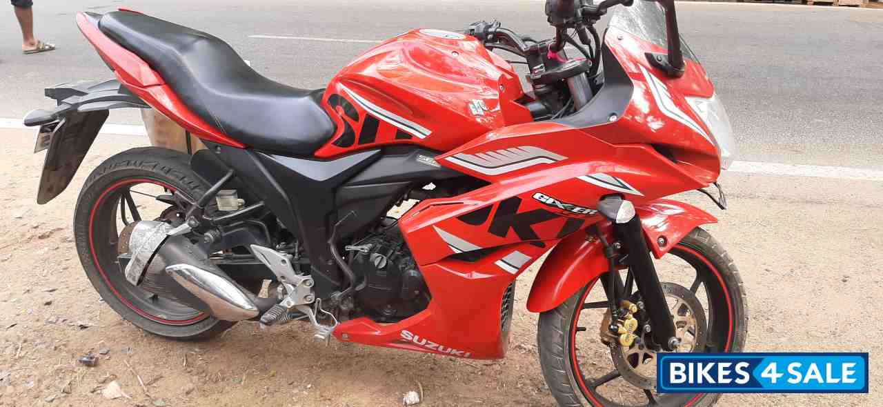 Red Suzuki Gixxer SF