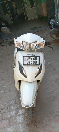 White Honda Activa 6G