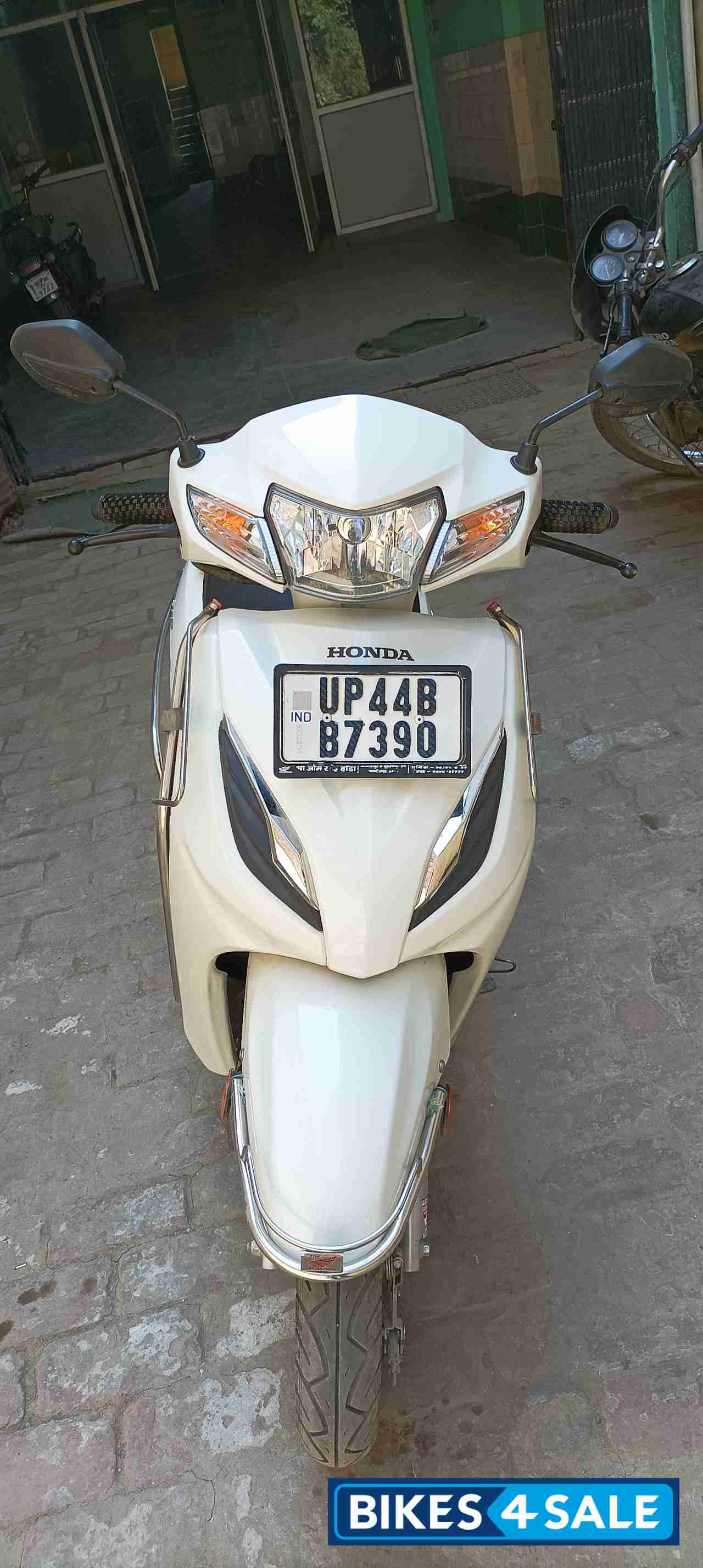 White Honda Activa 6G