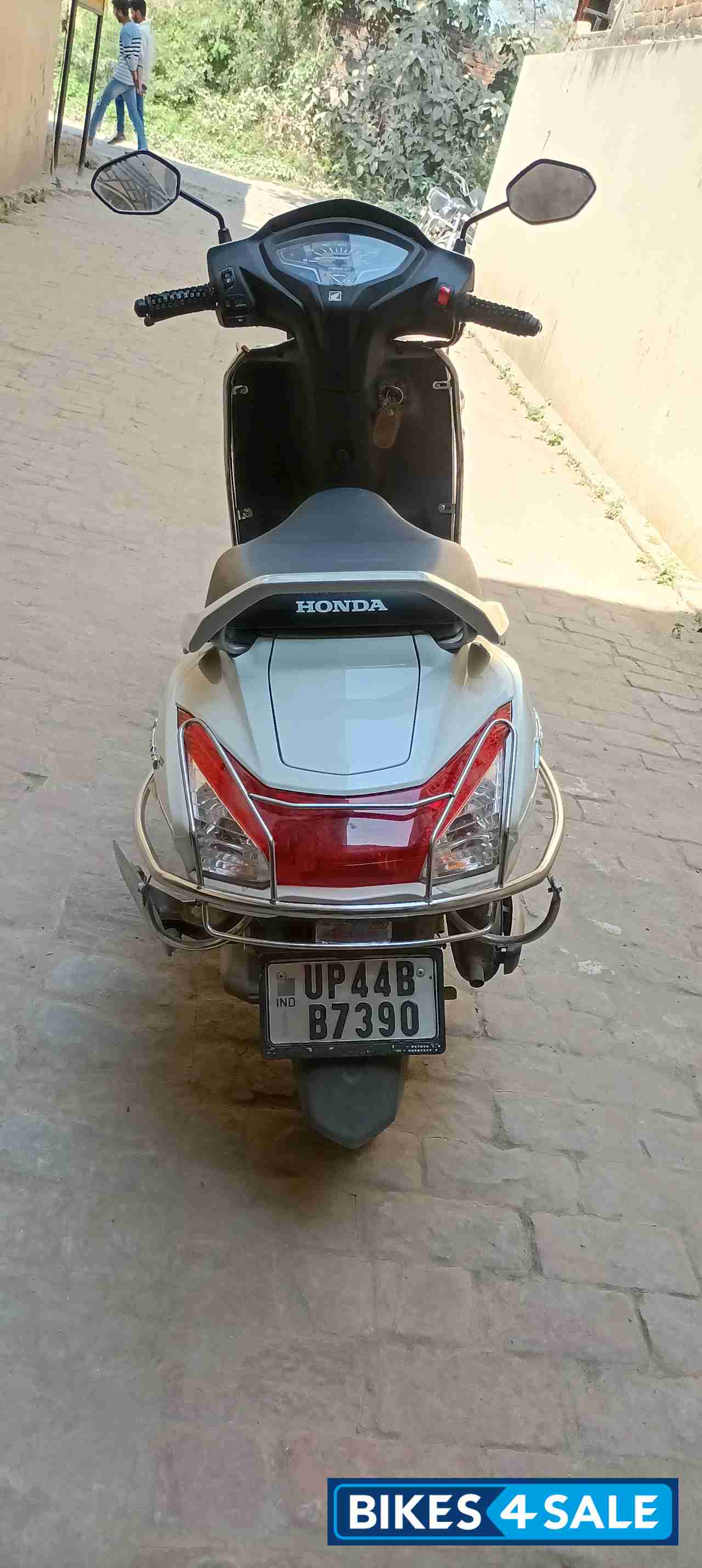 White Honda Activa 6G