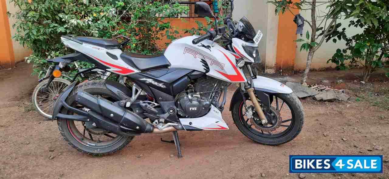 Pearl White TVS Apache RTR 200 4V ABS