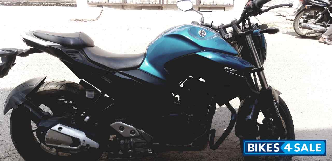 Blue Black Yamaha FZ25