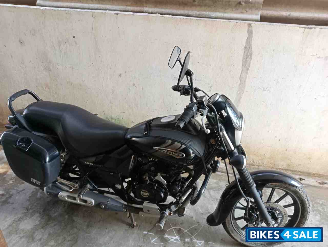Black Bajaj Avenger 180 DTS-i