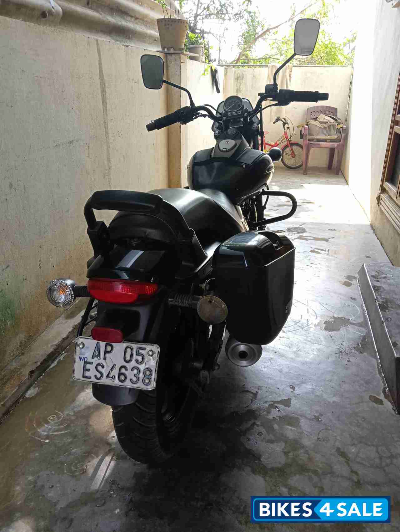 Black Bajaj Avenger 180 DTS-i