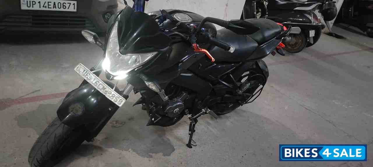 Black Bajaj Pulsar 200 NS