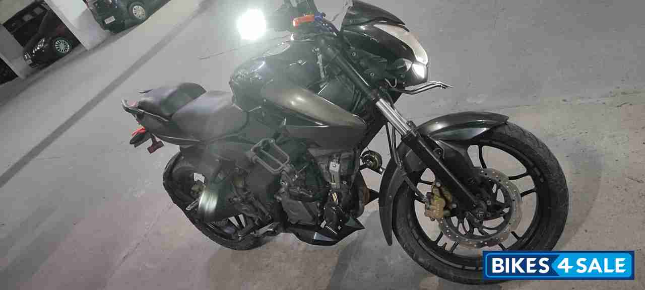 Black Bajaj Pulsar 200 NS