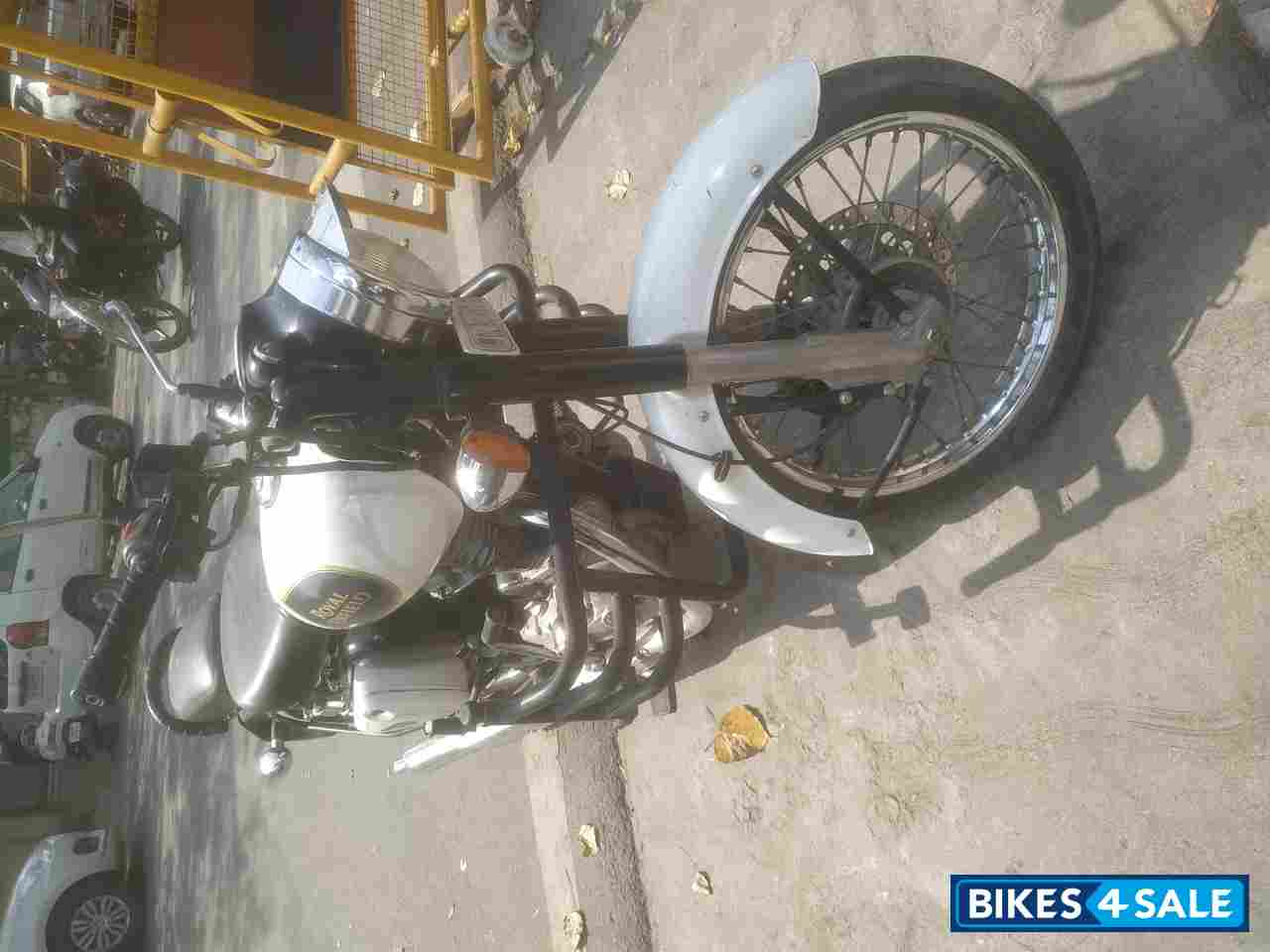 White Royal Enfield Classic 350 White Royal Enfield Classic 350