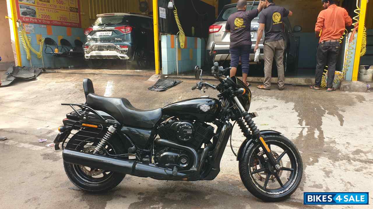 Black Harley Davidson Street 750