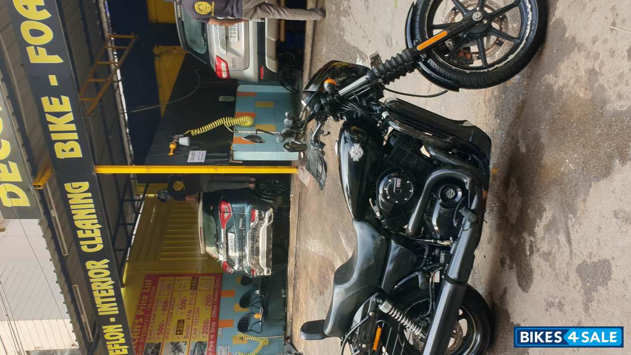 Black Harley Davidson Street 750