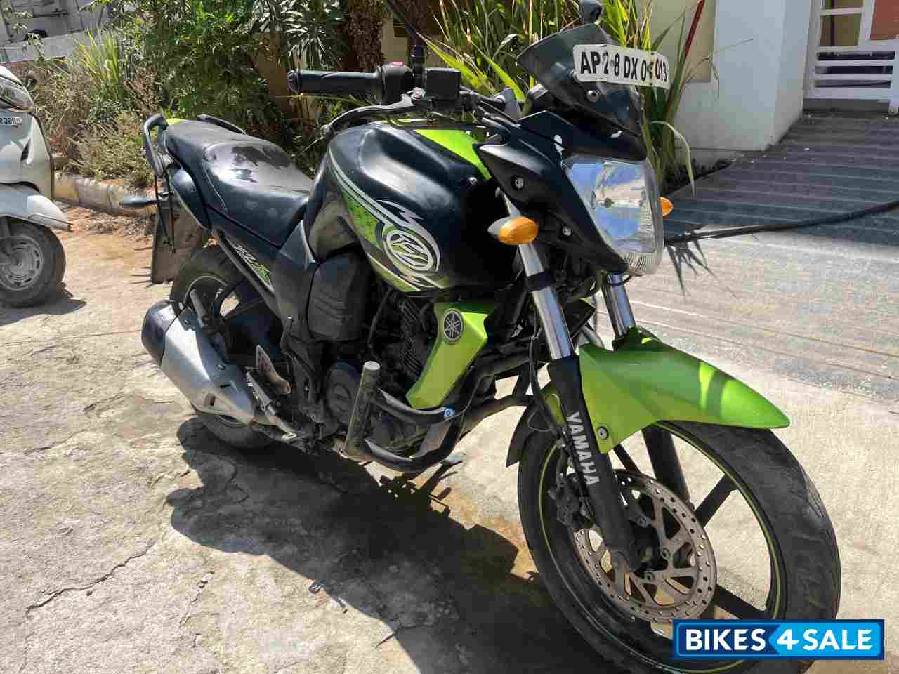 Green And Black Yamaha FZ-S