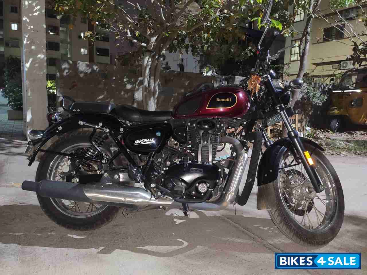 Red Benelli Imperiale 400 BS6