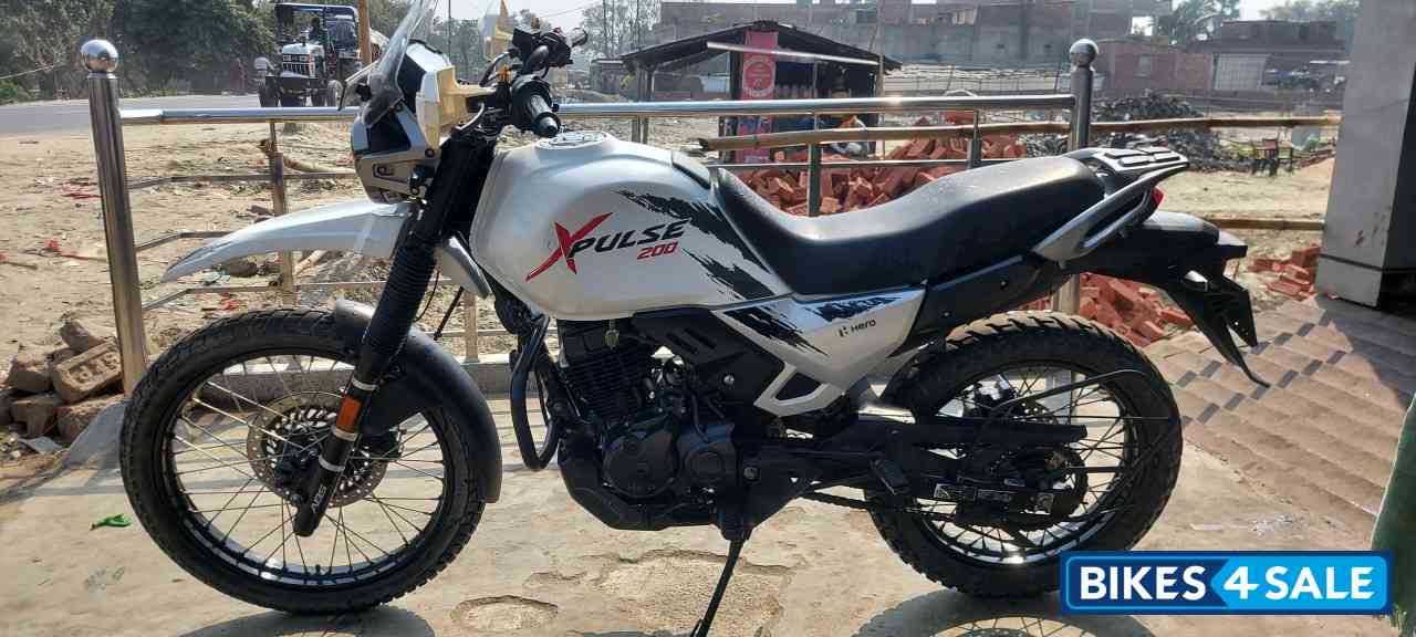 White Hero XPulse 200