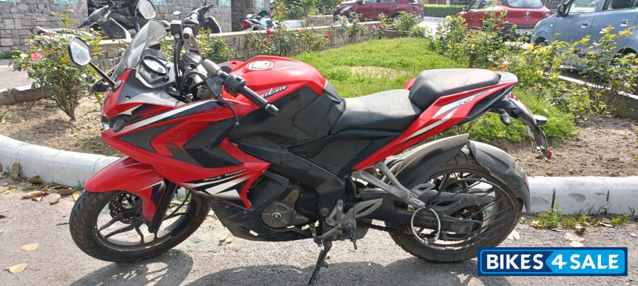 Red Bajaj Pulsar RS 200