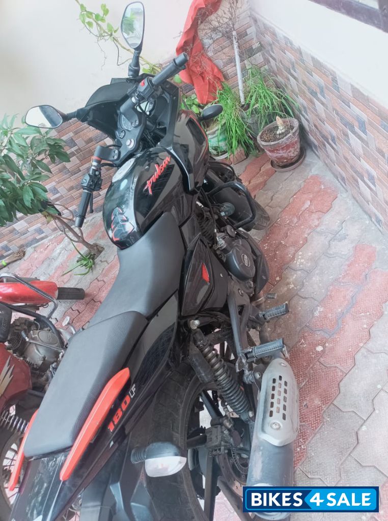 Bajaj Pulsar 180F Neon BS6