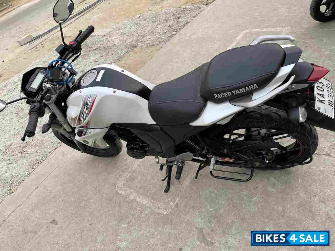 White Yamaha FZ FI V2