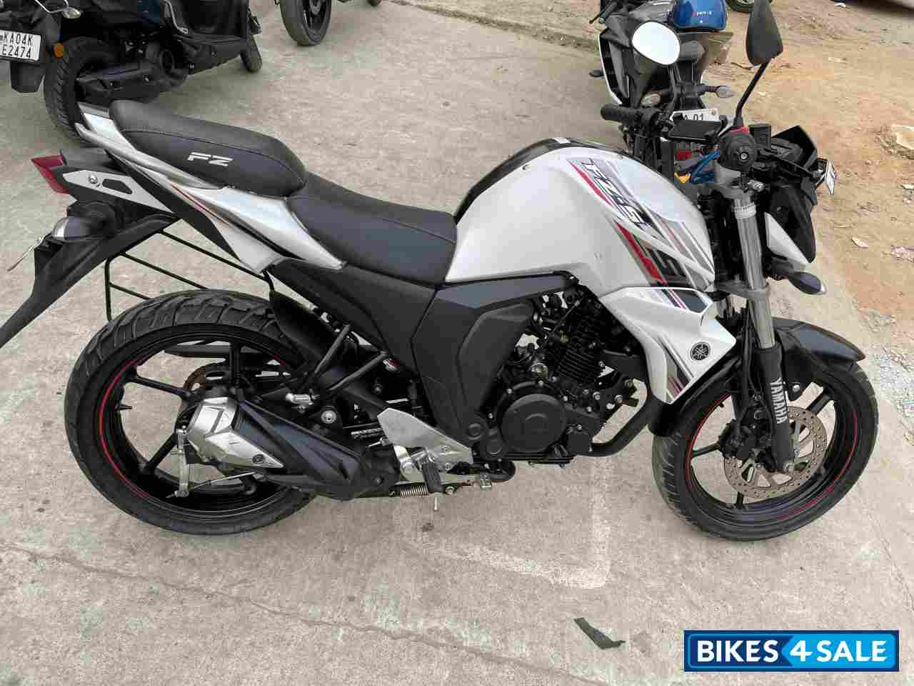 White Yamaha FZ FI V2