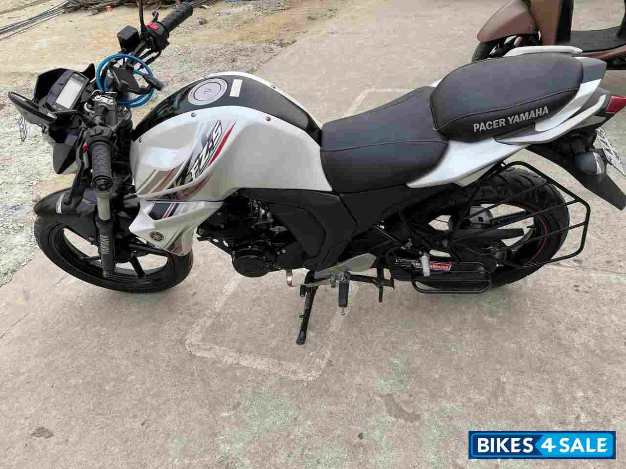 White Yamaha FZ FI V2