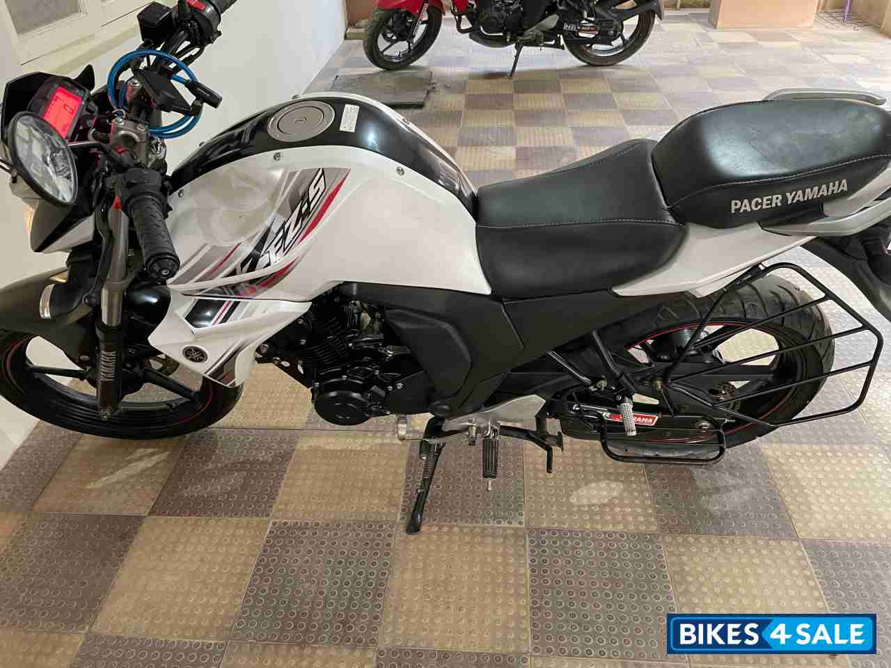 White Yamaha FZ FI V2