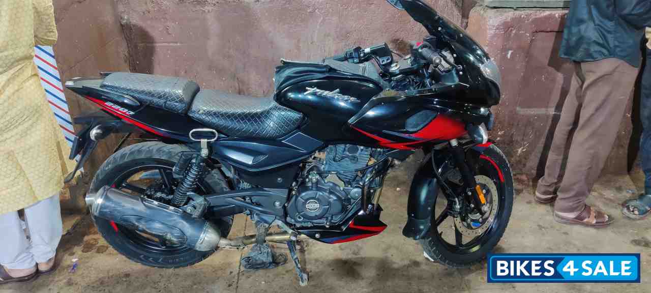 Bajaj Pulsar 220F