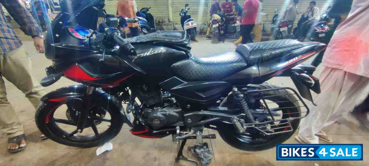 Bajaj Pulsar 220F