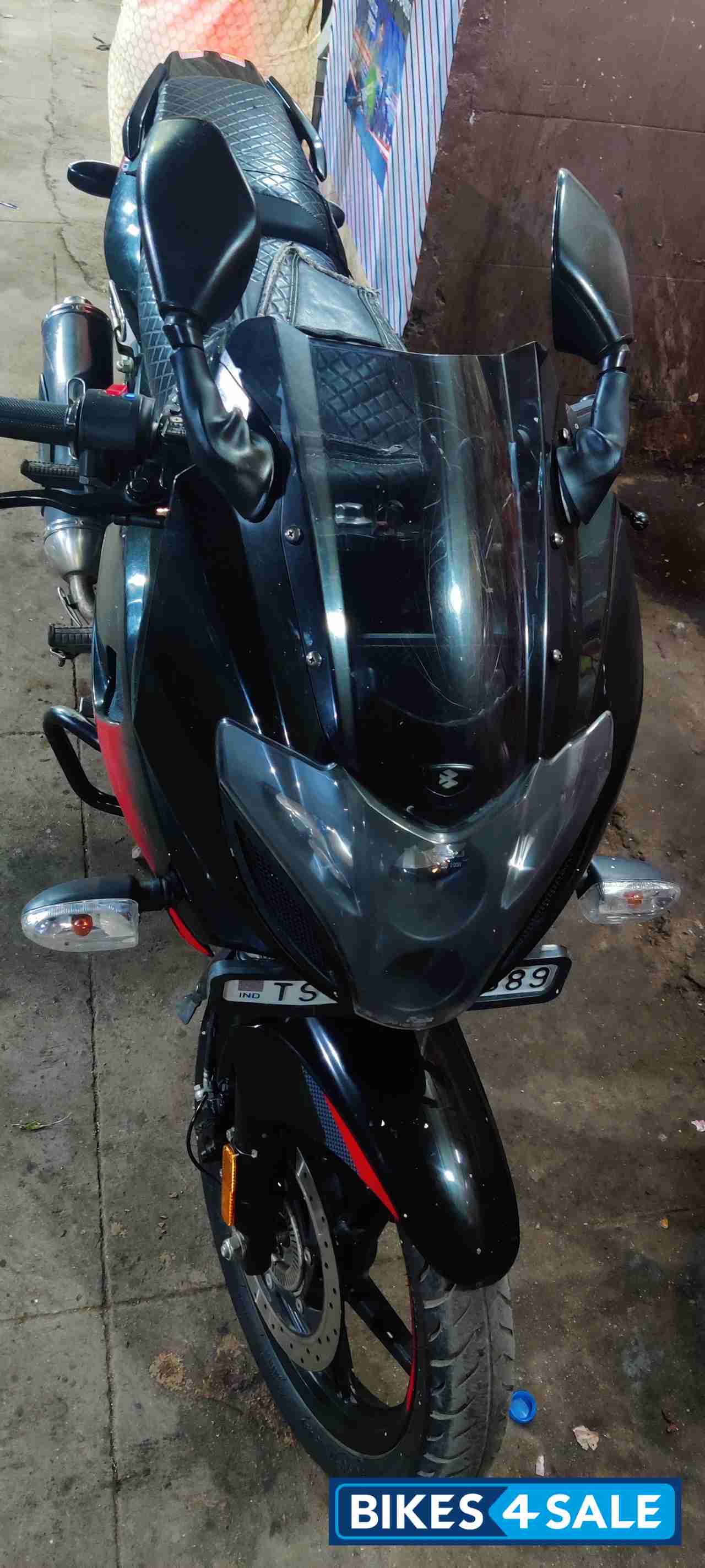 Bajaj Pulsar 220F