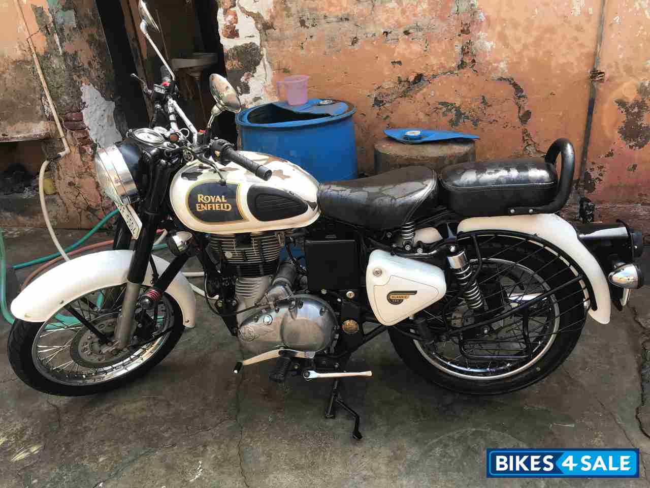 White Royal Enfield Classic 350 BS VI