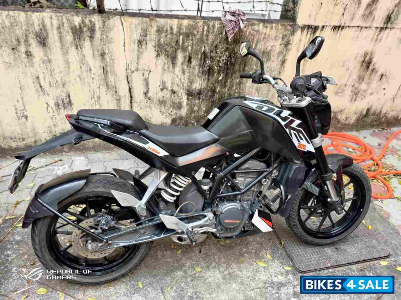 Black KTM Duke 200