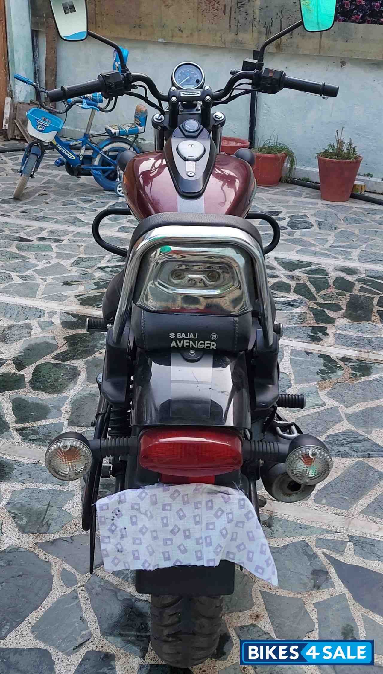 Red Bajaj Avenger Street 150