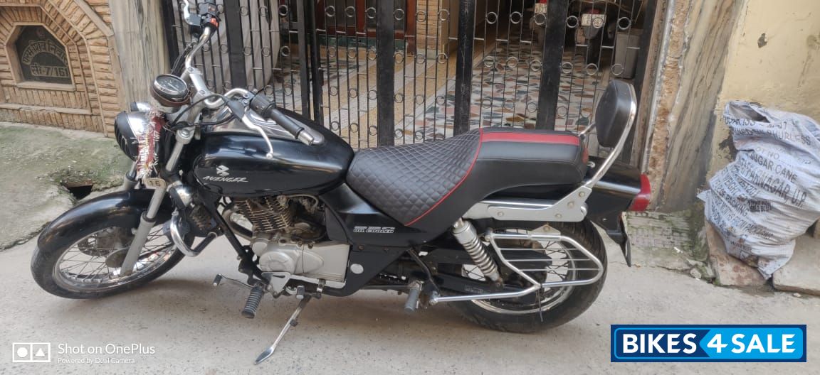 Black Bajaj Avenger 220 DTS-i