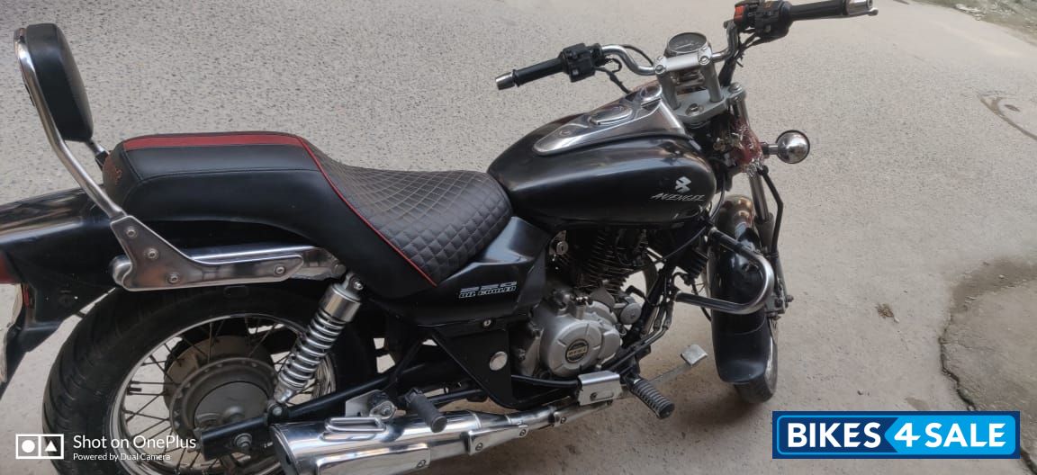 Black Bajaj Avenger 220 DTS-i