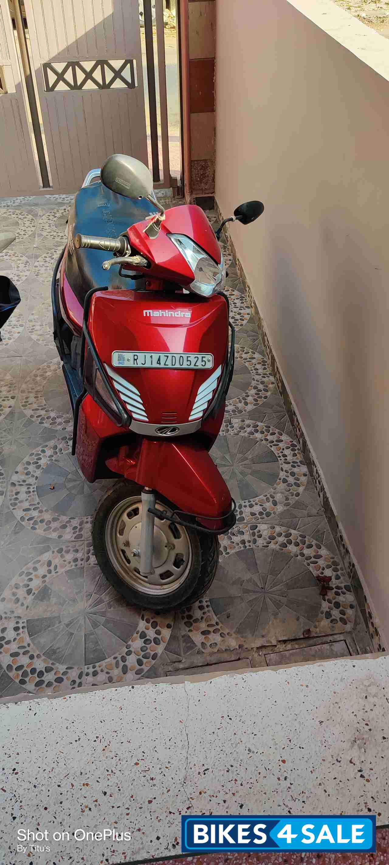 Red Mahindra Gusto 125